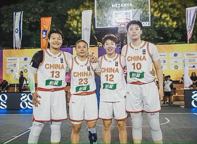 杨若晴也露出一副琢磨的样子。